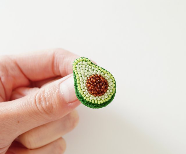 アボカドのピンバッジ ビーズ刺繍ブローチ - ショップ