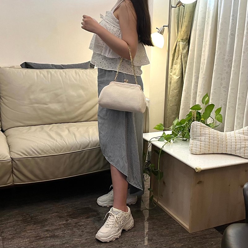 [Mirror Hall Fantasy] Ready stock/2 way elegant white roving plain large mouth gold bag - Messenger Bags & Sling Bags - Other Materials White