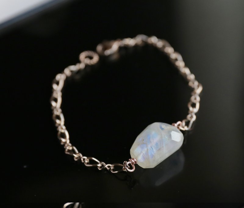Cream Blue Moon Moonstone rose gold bracelet crystal love karma spirituality - สร้อยข้อมือ - เครื่องเพชรพลอย ขาว