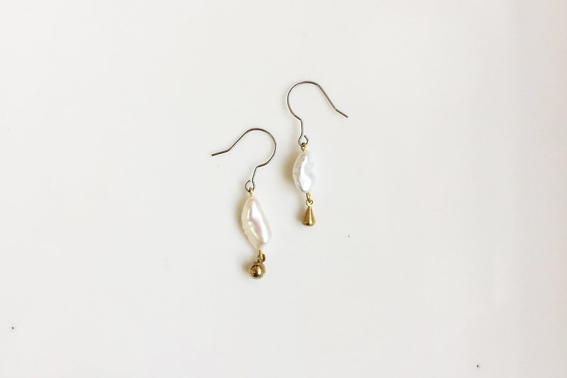 Hey hi helllo asymmetric brass pearl earrings - Earrings & Clip-ons - Gemstone White