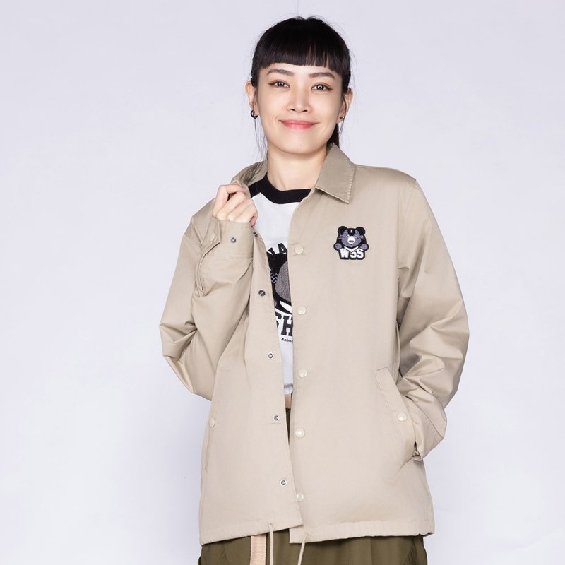 【Forest Animal Series】Black Bear Patch Embroidered Coach Jacket (Unisex) - เสื้อโค้ทผู้ชาย - เส้นใยสังเคราะห์ สีกากี