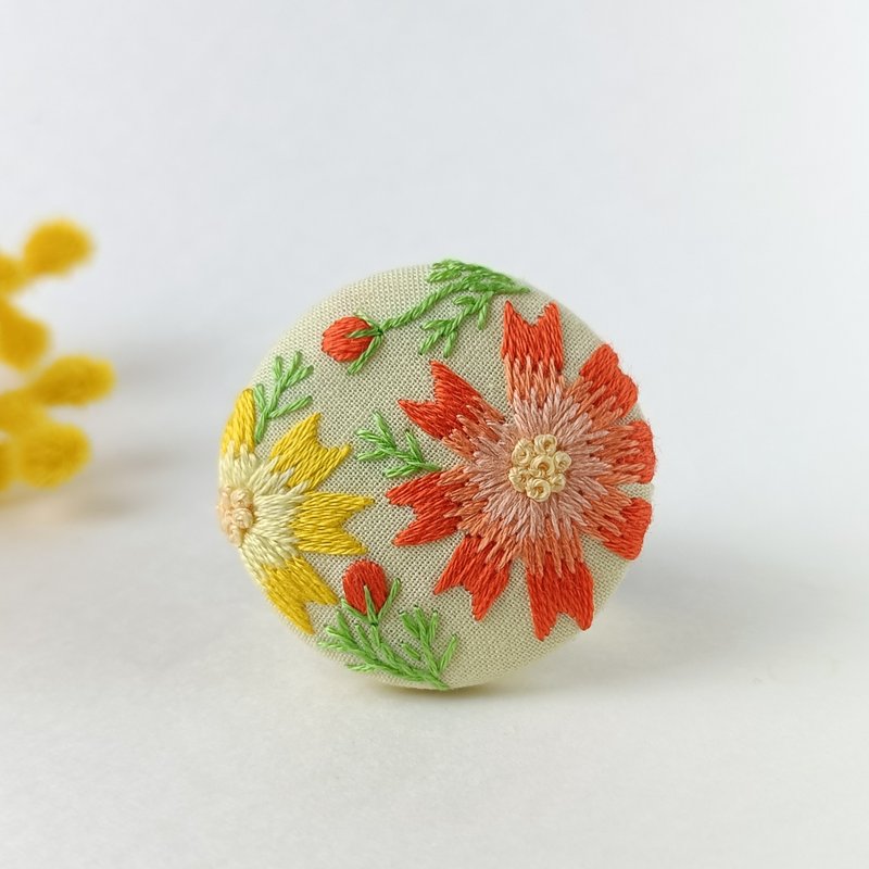 Yellow Cosmos Embroidery Brooch or Hair Tie - เข็มกลัด - ผ้าฝ้าย/ผ้าลินิน สีส้ม