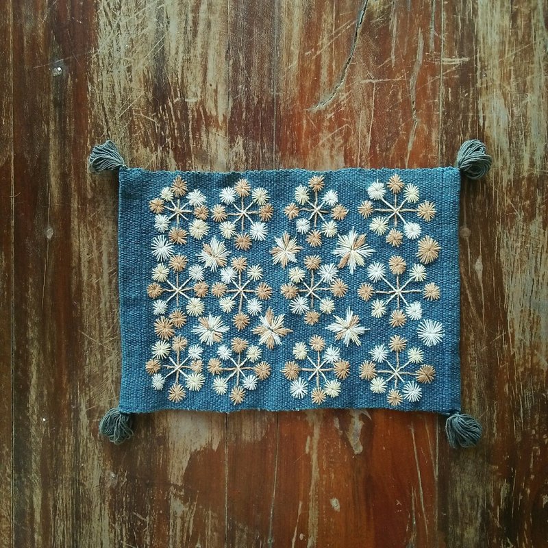 カレン民族の手刺繍クロス / インテリア飾り / タイの草木染め & 手織り  /  藍グレー / 1点もの / one-of-a-kind / コットン - 其他 - 棉．麻 藍色
