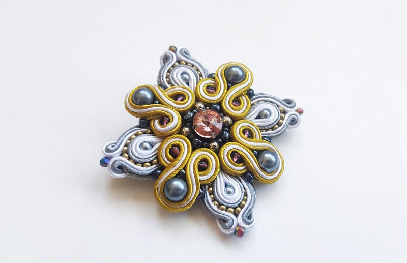 Golden brooch, Beaded brooch, Gray brooch, Soutache Embroidery - 胸針 - 其他材質 金色