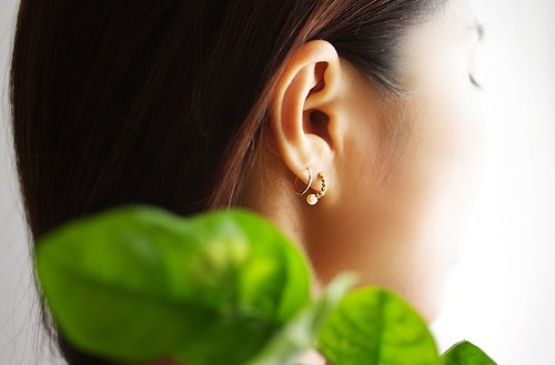 Olivia Yao Jewellery 珍珠圓舞金色單耳環 Mini Pearl Swirl Earring