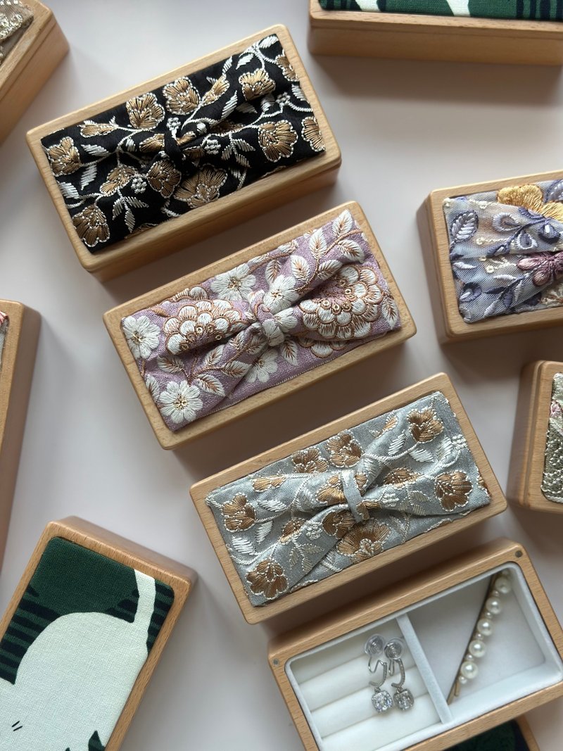 インド刺繍リボンの無垢材ジュエリーボックス - その他 - コットン・麻 多色