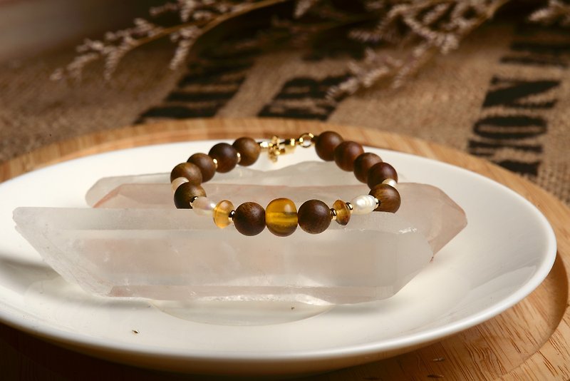 [Shenshan Crystal Mine]Natural non-optimized gold amber pearl green sandalwood bracelet / gold amber / green sandalwood / pearl - Bracelets - Crystal Gold