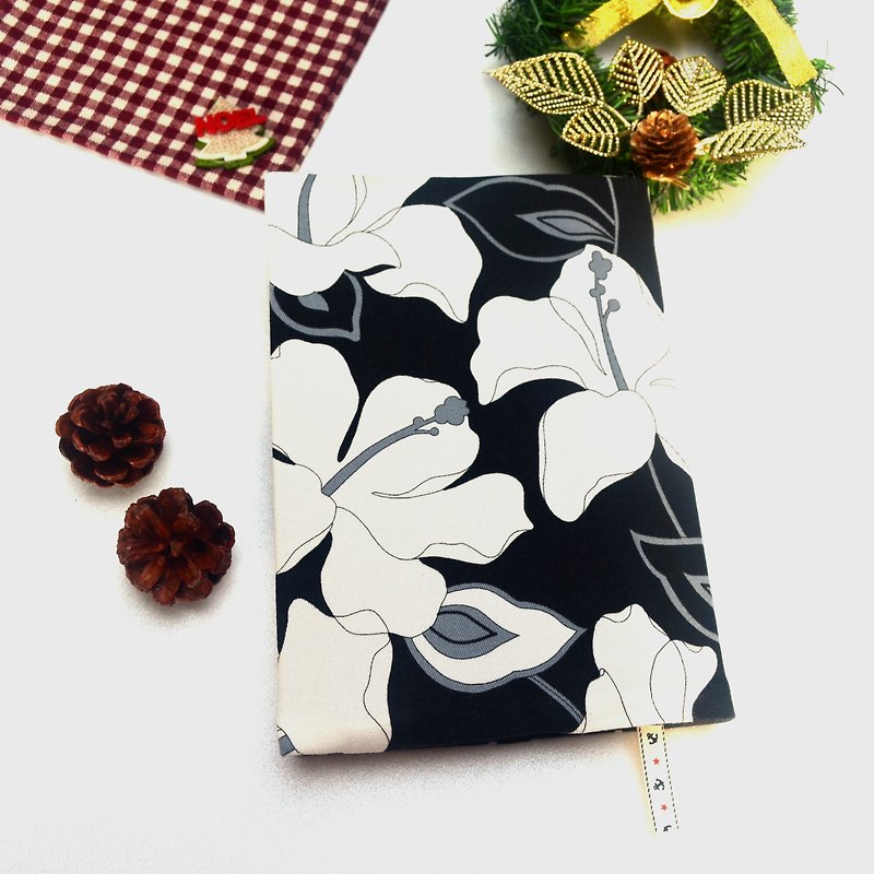 Black and white hibiscus book cover with bookmark handmade Print Cotton Fabric  - ปกหนังสือ - ผ้าฝ้าย/ผ้าลินิน สีดำ