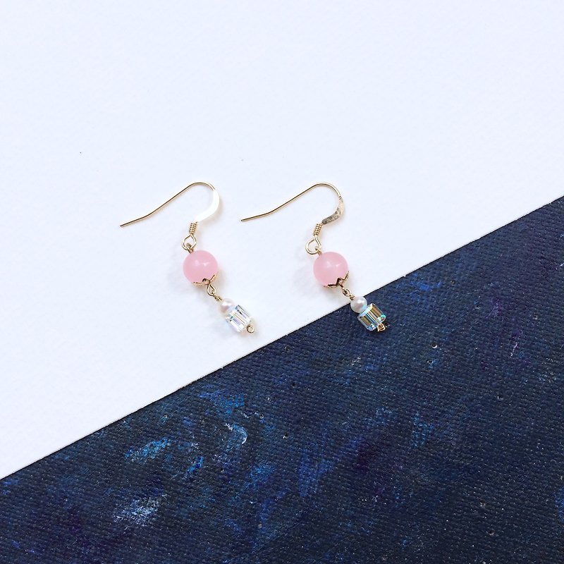 14kgf-pink chalcedony & Austrian candy crystal pierced earrings - Earrings & Clip-ons - Gemstone Pink