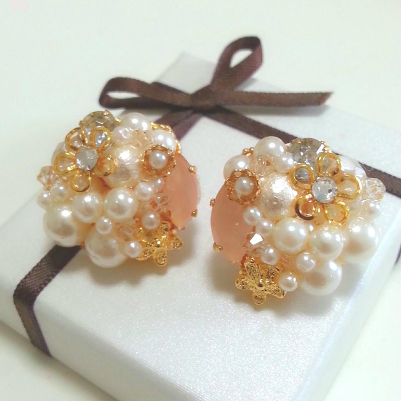 Pearl & flower elegant earrings earrings white - Earrings & Clip-ons - Glass White