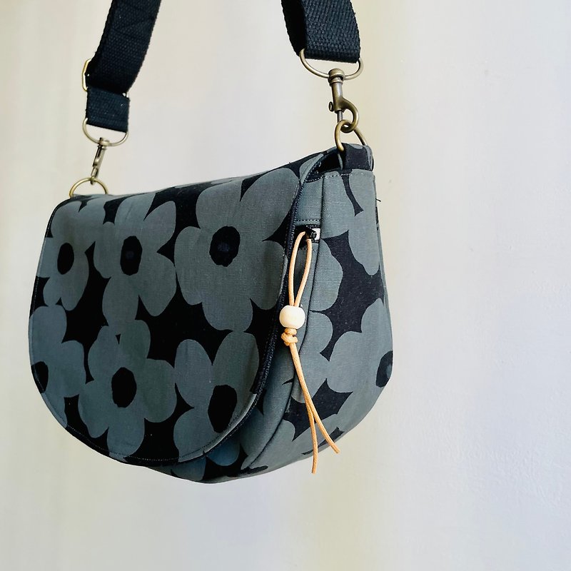 Poppy flower saddle bag. Adjustable straps. Zippered slip pocket. Design cloth - กระเป๋าแมสเซนเจอร์ - ผ้าฝ้าย/ผ้าลินิน สีดำ