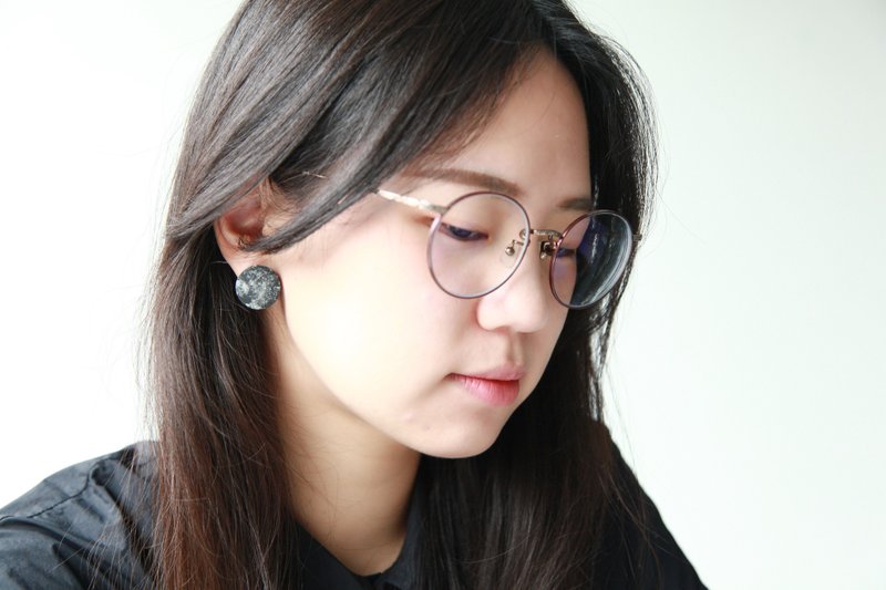 月亮戴著走 黑色月球耳環 // SUMOMO moon 系列飾品 // - 耳環/耳夾/耳骨夾 - 樹脂 黑色
