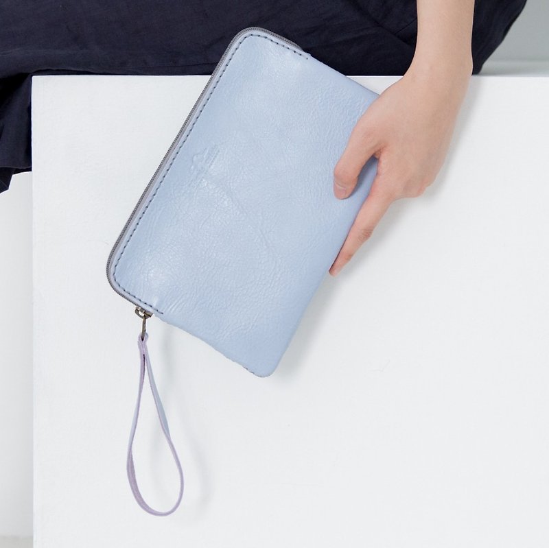 'TRIPLET GIANT' CLUTCH BAG WITH WRIST STRAP MADE OF COW LEATHER- LIGHT BLUE - อื่นๆ - หนังแท้ สีน้ำเงิน