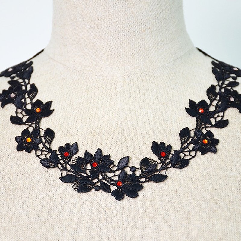 Pinkoi Limited Lucky Bag-Two-piece Black Flower Necklace & Earrings - สร้อยคอ - งานปัก สีดำ