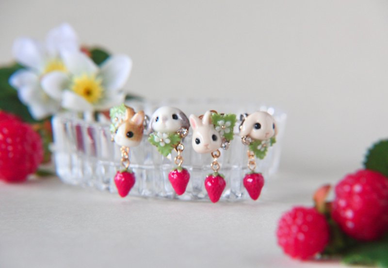 Bunny and strawberry earrings - ต่างหู - พลาสติก หลากหลายสี