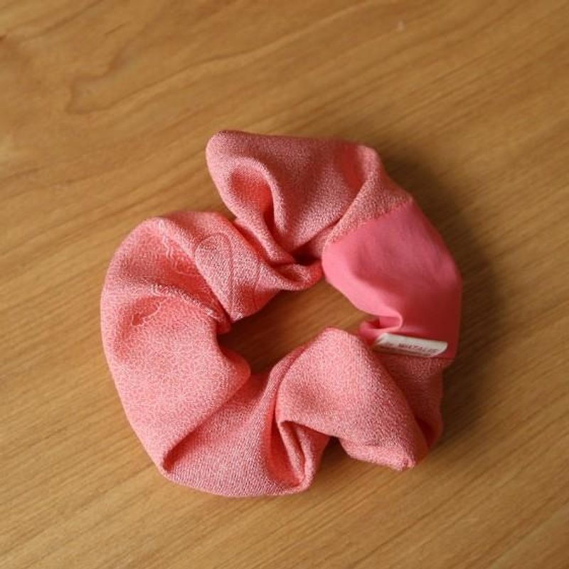 小さな扇が集まった　ピンクの幸せ髪飾り　きものシュシュ - ヘアアクセサリー - コットン・麻 ピンク