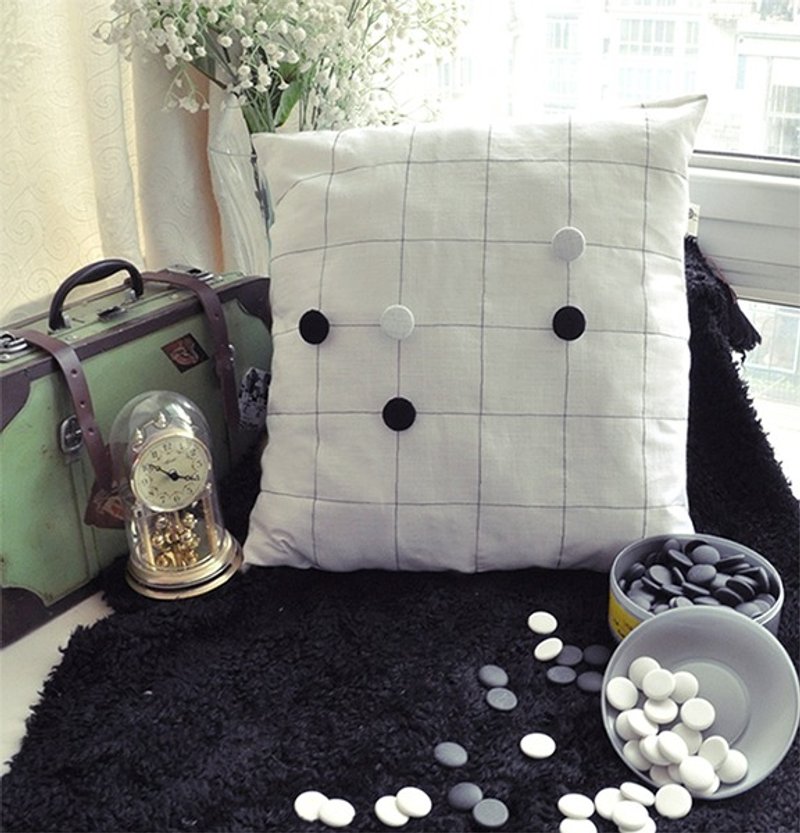 黑白圍棋 舒這親膚棉質抱枕 原創手作【白紗裙和黑鬥篷】 - 枕頭/抱枕 - 棉．麻 白色