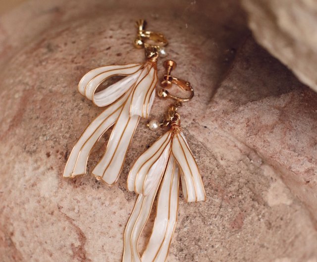 ハンドメイドピアス︎ P-001 パールビーズとひねりチャームのピアス／イヤリング／ブルー