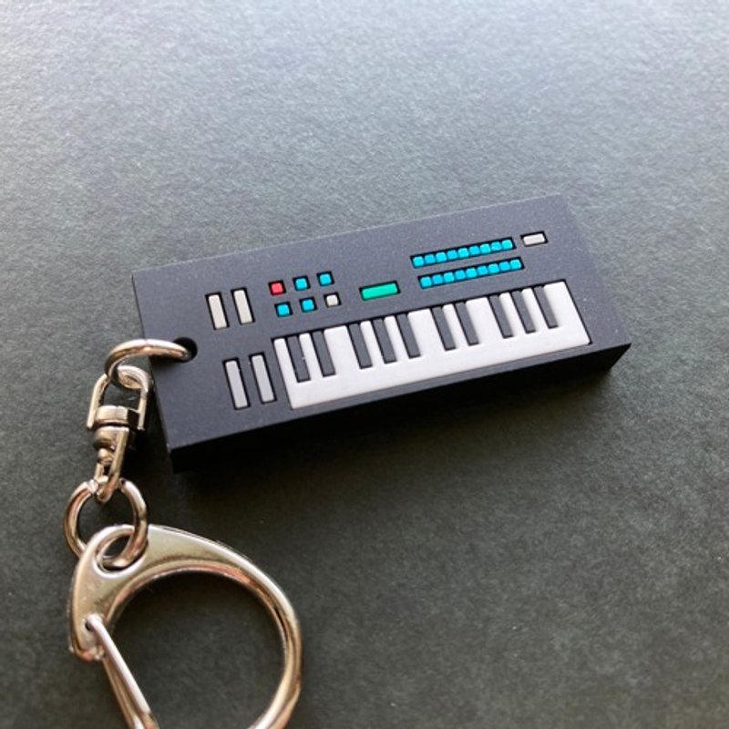 【キーホルダー】シンセ　ラバーキーホルダー 01 FM SYNTHESIZER - 吊飾/掛飾 - 其他材質 黑色