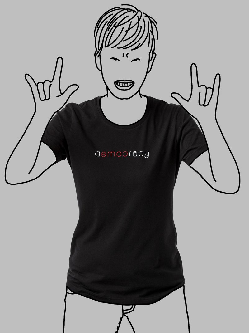 Democracy come 民主到來  / 100%純棉文字T/ 顯瘦修身版/黑白兩款可選 - 女 T 恤 - 棉．麻 黑色