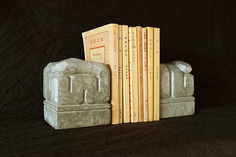 Concrete Bookend Amphisbaena  Sold as a single - 裝飾/擺設  - 水泥 灰色