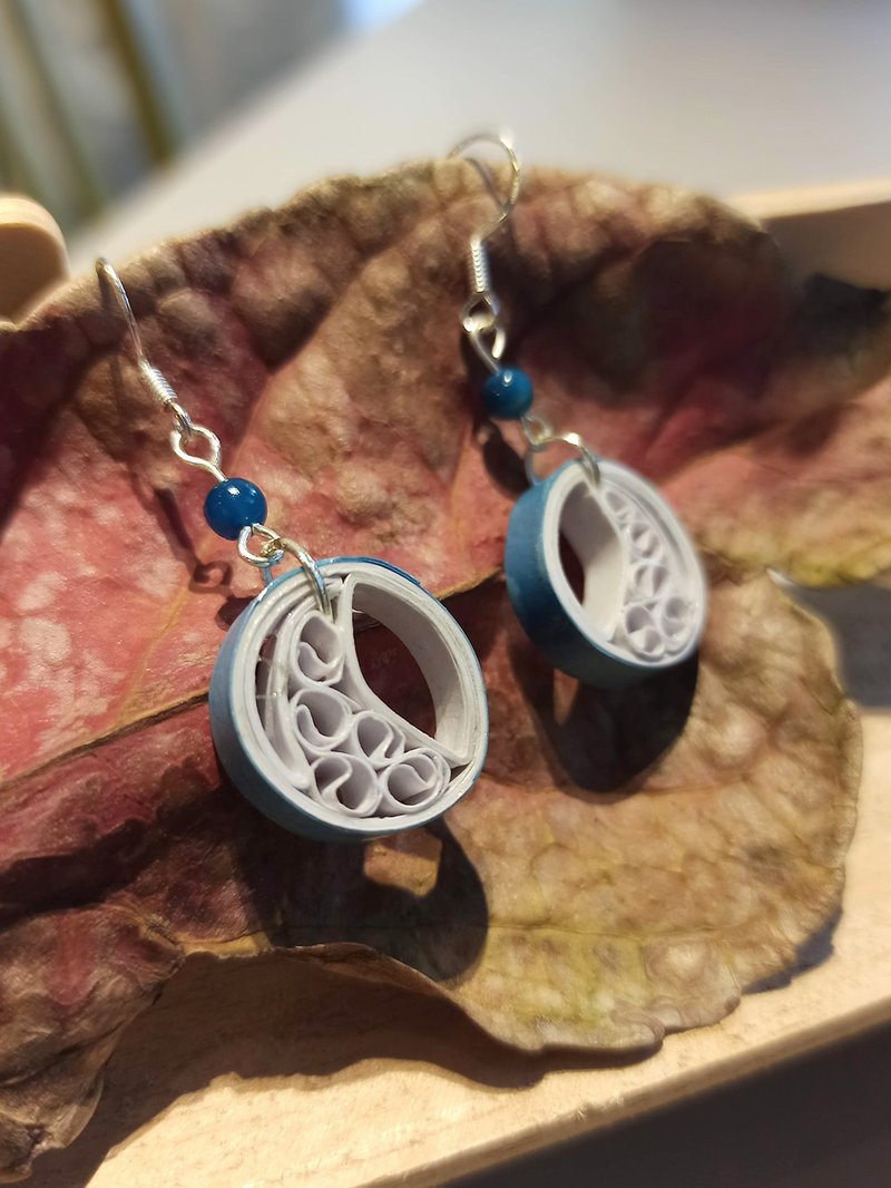 紙工藝 衍紙 捲紙 手作飾品—月牙初昇 - 耳環/耳夾/耳骨夾 - 紙 白色