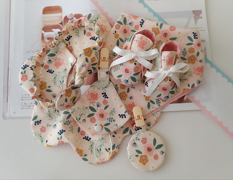 [Shipping within 5 days] Little Flower's first month gift, baby shoes, headband, bib, scarf, pacifier clip - ของขวัญวันครบรอบ - ผ้าฝ้าย/ผ้าลินิน หลากหลายสี