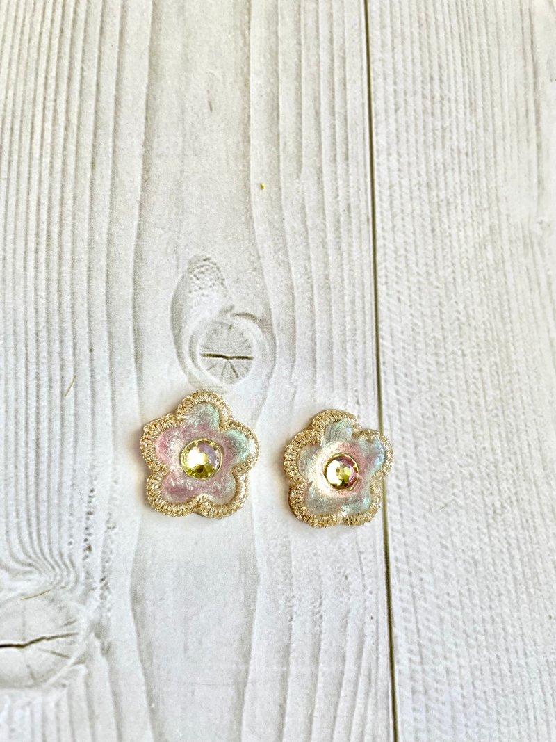 仿古式花朵單耳環耳墜　白色 - 耳環/耳夾/耳骨夾 - 樹脂 白色