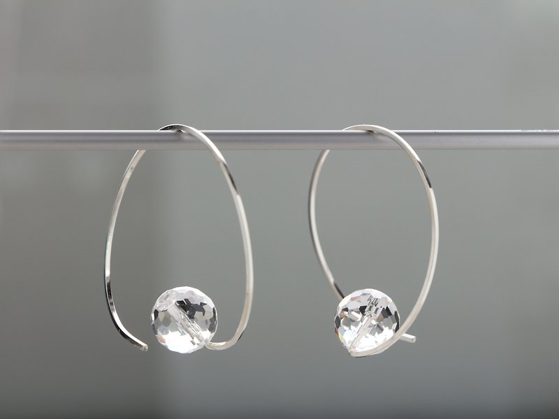 SV935 (Argentium)-twist hoop crystal quartz (special cut) pierced earrings - ต่างหู - เครื่องเพชรพลอย สีเงิน