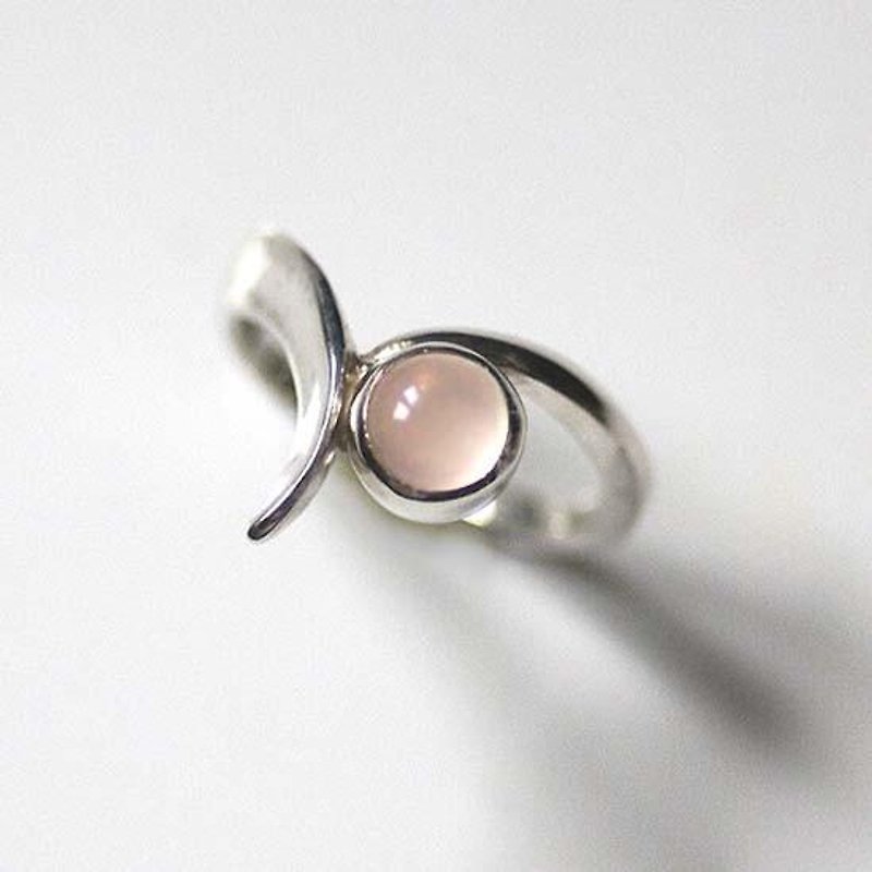 V-shaped Rose Quartz Ring - 戒指 - 其他金屬 銀色