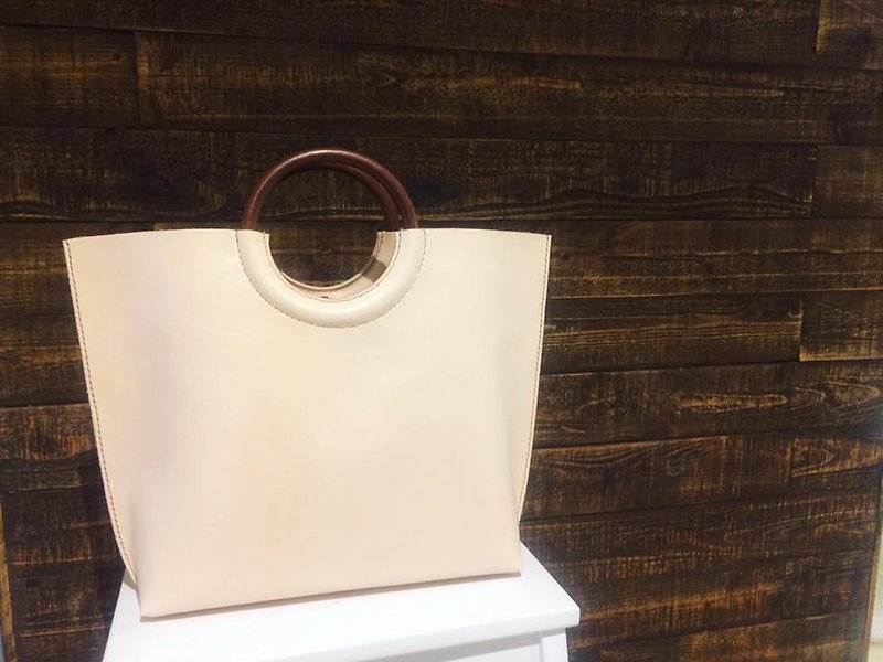 【AROS 】Handmade leather Handbag with Wooden Handle Natural Color - Handbags & Totes - Genuine Leather White