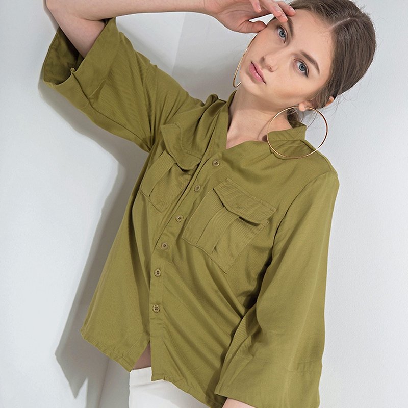 Flare sleeves top with front pockets - เสื้อเชิ้ตผู้หญิง - ผ้าฝ้าย/ผ้าลินิน สีเขียว