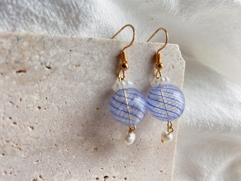 [Clear sky and thousands of miles of hot air balloon] Handmade blue glass pearl 14K gold-coated earrings and earhooks - Earrings & Clip-ons - Pearl Blue