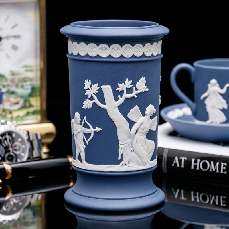 英國製 Wedgwood 1993年 賽姬之戀 波特蘭碧玉浮雕陶瓷花瓶 筆筒 - 花瓶/花器 - 瓷 