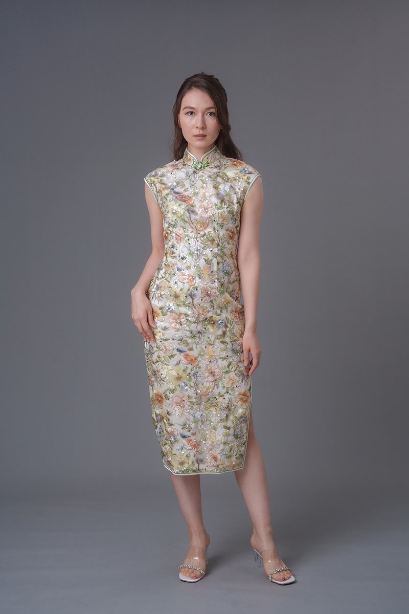 Enchanted Garden Lace Qipao - กี่เพ้า - วัสดุอื่นๆ สีเหลือง