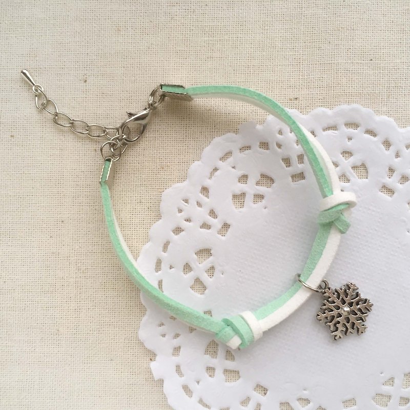 Handmade Simple Stylish Snowflake Bracelets –light green limited - สร้อยข้อมือ - วัสดุอื่นๆ สีเขียว