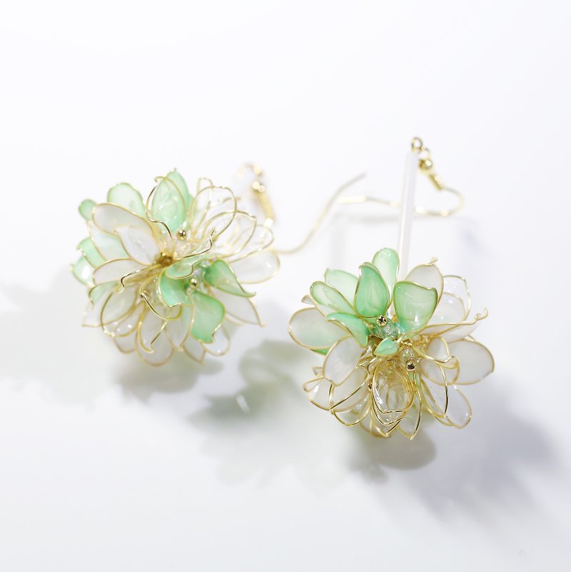 花球 綠x白 手作飾品耳環 一對 - 耳環/耳夾 - 樹脂 綠色