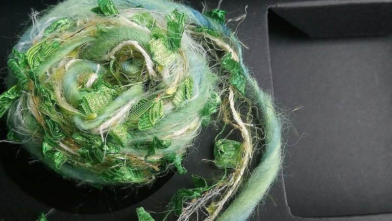Lined yarn - เย็บปัก/ถักทอ/ใยขนแกะ - เส้นใยสังเคราะห์ สีเขียว