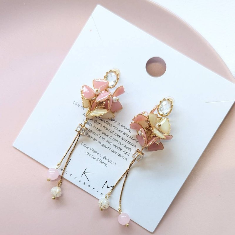 1KM 戀戀溫柔‧垂墜樹脂花球耳環-2色 - 耳環/耳夾/耳骨夾 - 樹脂 