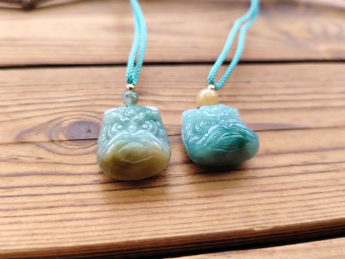 螺絲帽帽工作室 【親翠】天然翡翠 冰滿綠底色帶黃翡帶飄花醒獅頭調整式繩鏈