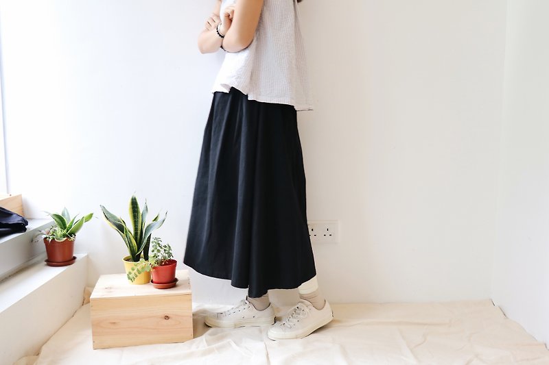 A cut skirt - Skirts - Cotton & Hemp Black