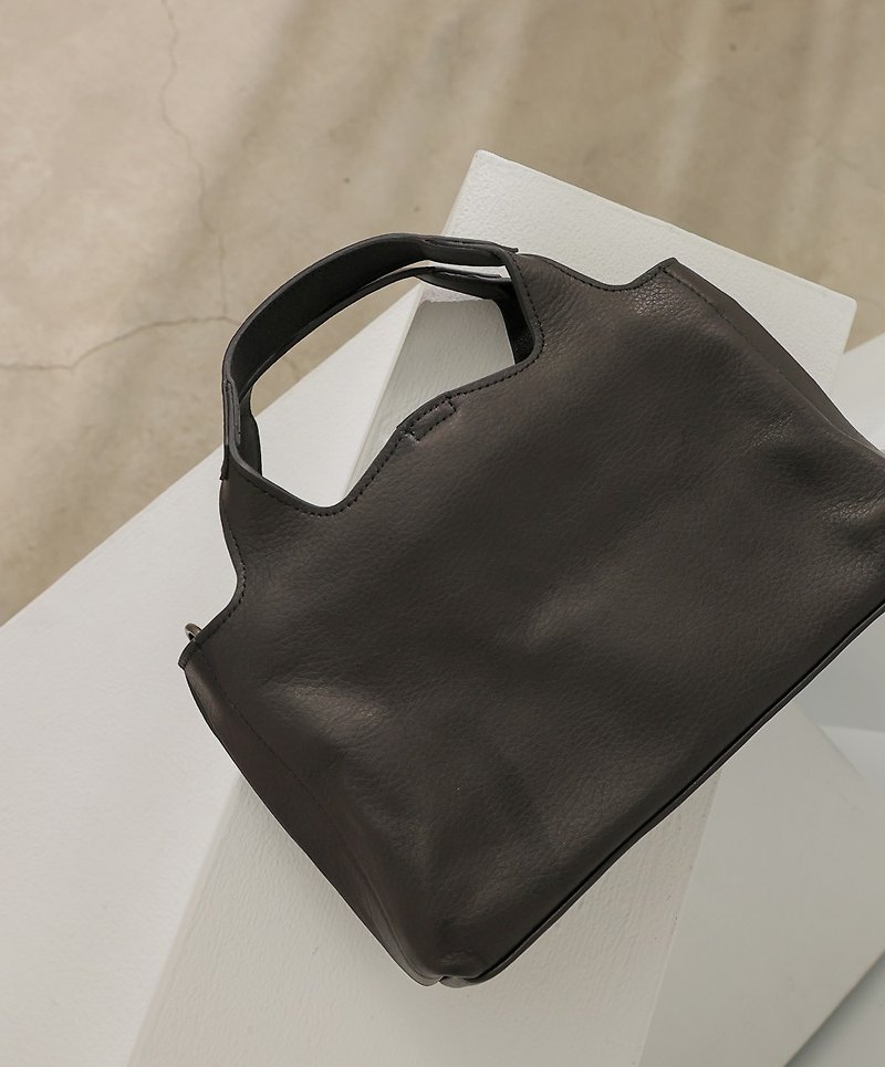 supportingrole large simple square multi-space layered portable genuine leather shoulder backpack black - กระเป๋าถือ - หนังแท้ สีดำ