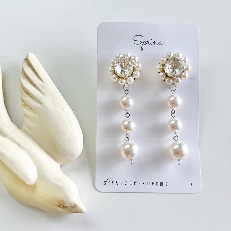 Three strands of pearls with flower motifs - white (silver base) - ต่างหู - แก้ว ขาว