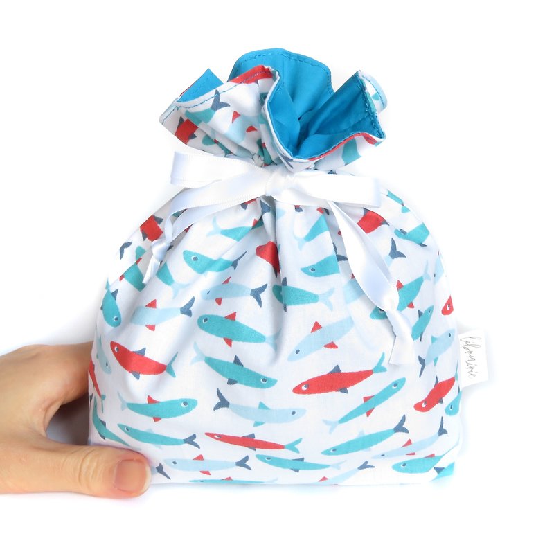 French fabric fish drawstring pouch M size charme Charme - กระเป๋าเครื่องสำอาง - ผ้าฝ้าย/ผ้าลินิน สีน้ำเงิน