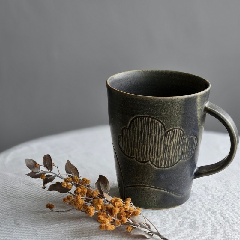 Dark green childlike engraved mug tea cup - แก้วมัค/แก้วกาแฟ - ดินเผา สีเขียว