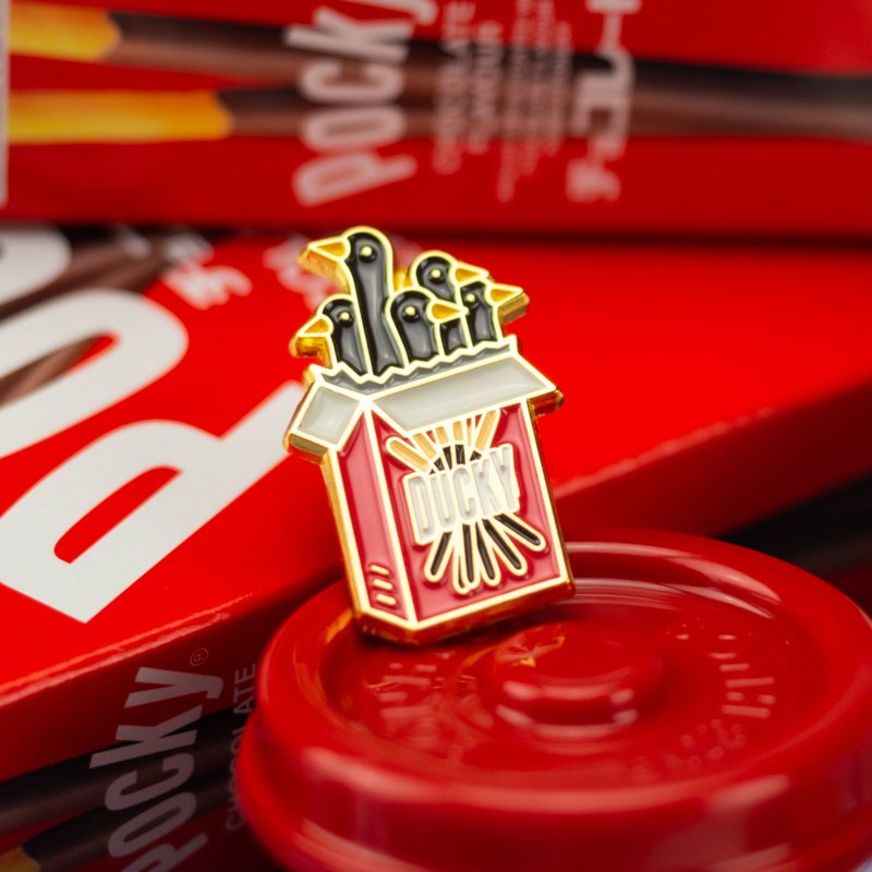 Ducky Chocolate Biscuit Stick Enamel Pin - 胸針 - 其他金屬 紅色