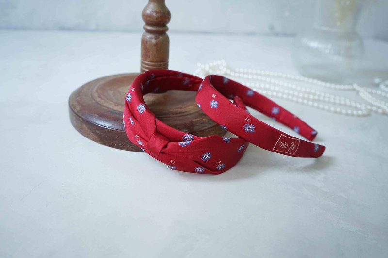 Antique tie modified handmade hairband-CHANEL Chanel small flower embroidery-red-bow/narrow version - ที่คาดผม - ผ้าไหม สีแดง