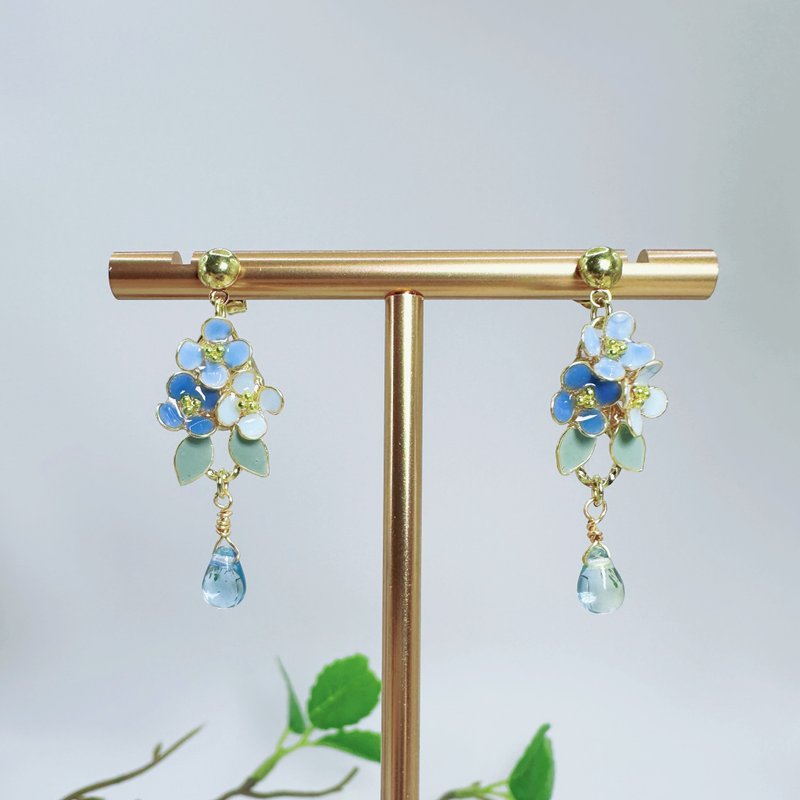 Blue Hydrangea Earrings Medical Steel Anti-Sensitive Ear Needles - ต่างหู - เรซิน สีน้ำเงิน