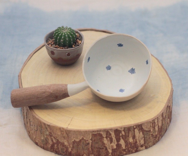 3.2.6. studio: Handmade ceramic tree bowl with wooden handle. - 咖啡杯/馬克杯 - 玻璃 咖啡色