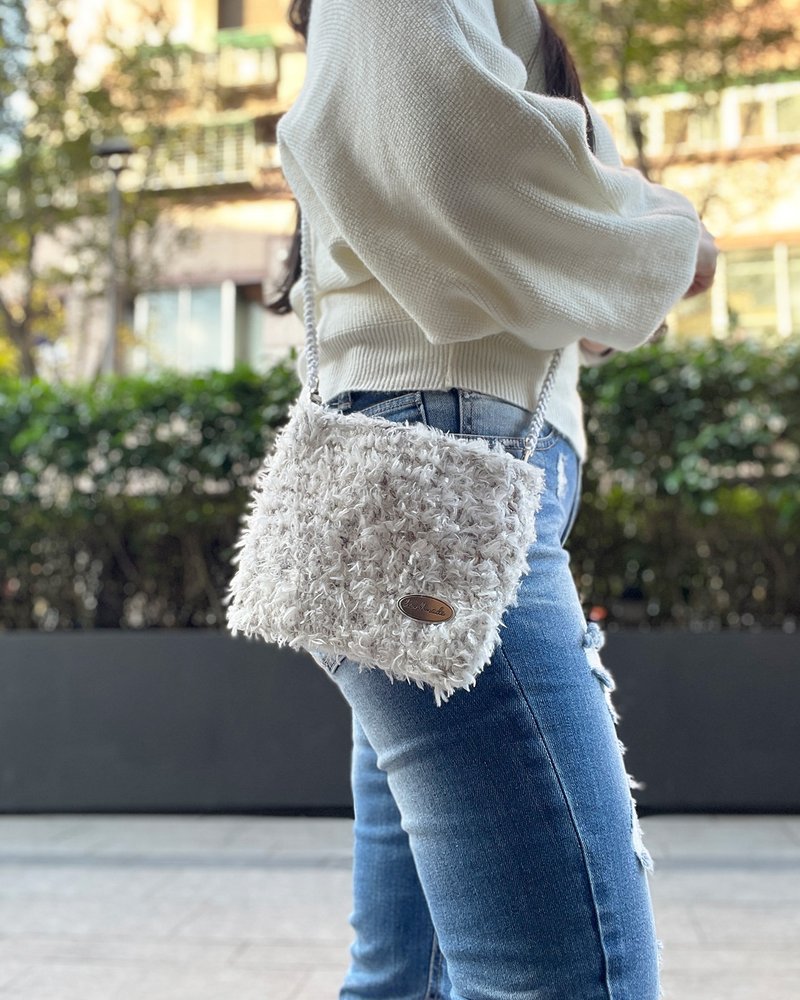 毛毛小香方型側背包-絲滑白  小香風/側背包/水貂毛觸感絲滑柔順 - 側背包/斜背包 - 其他材質 